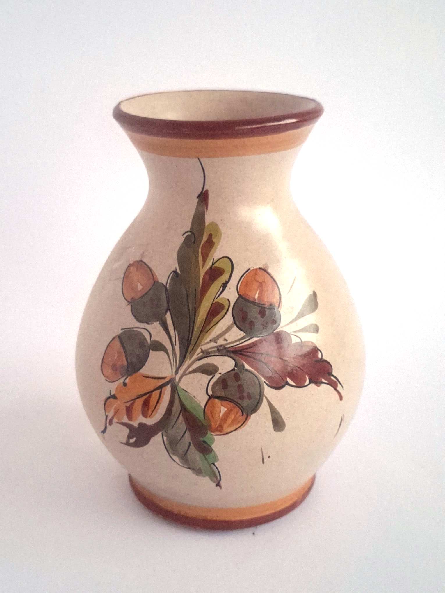 Cream vase with acorn décor