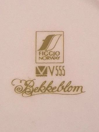 Green stamped mark with boxed FIGGJO NORWAY logo, V V555 model number, and Bekkeblom in script