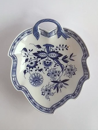 Leaf-shaped white porcelain bowl with blue Zwiebelmuster onion pattern and decorative handle