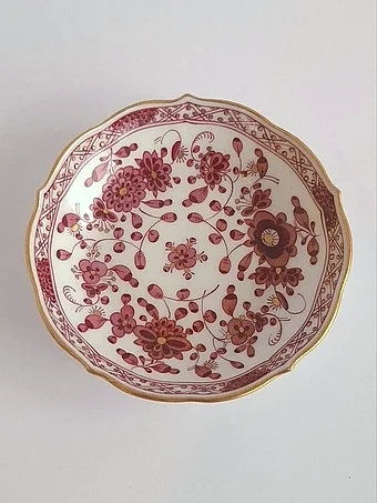 Scalloped porcelain saucer with burgundy and gold floral decoration on white ground, gilt rim