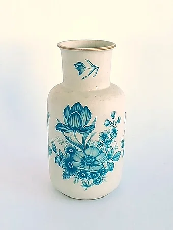 Cylindrical white porcelain vase with teal blue floral bouquet decoration
